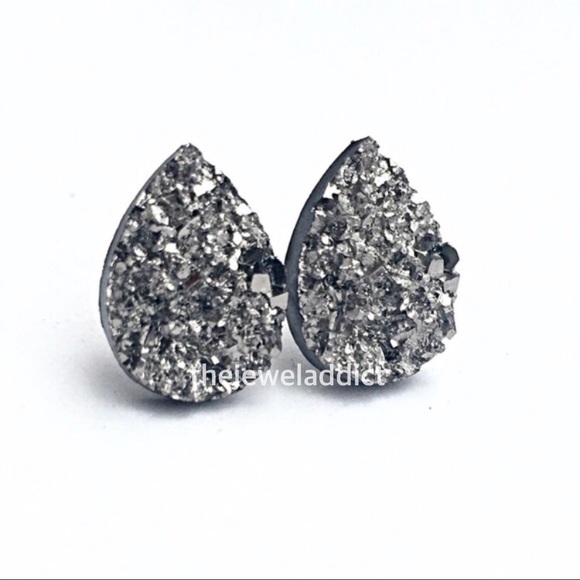 3 for 15🎀 grey Druzy style teardrop studs - Picture 3 of 5